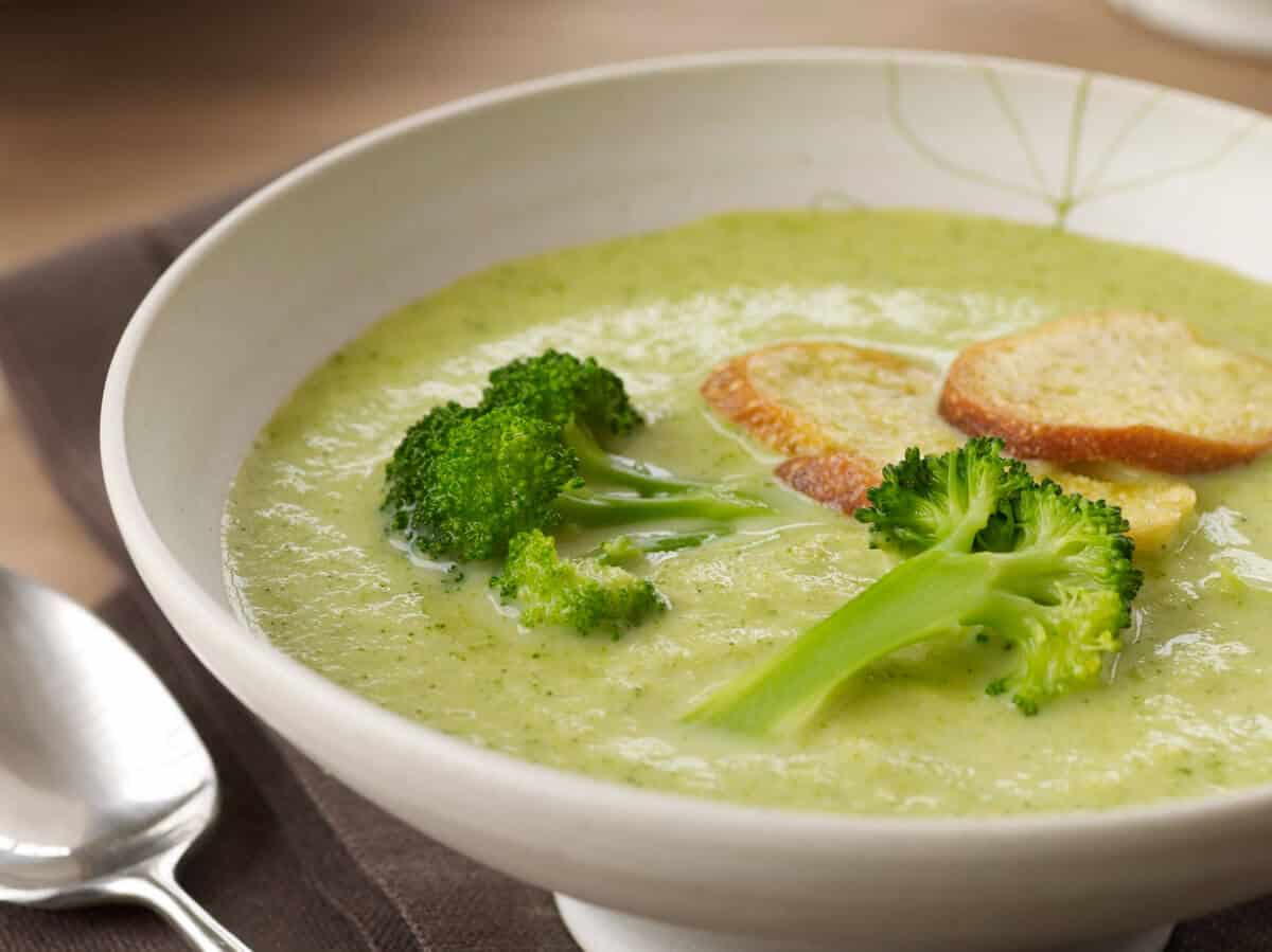 Рецепты брокколи сливки пюре. Овощной суп с брокколи. Брокколевый суп пюре. Суп-пюре овощной с брокколи. Крем суп брокколи.